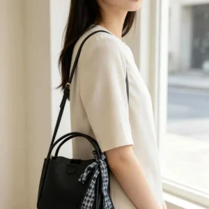 Bolso de mano bandolero negro con pañuelo decorativo