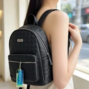 Mochila negra con estampado de rombos