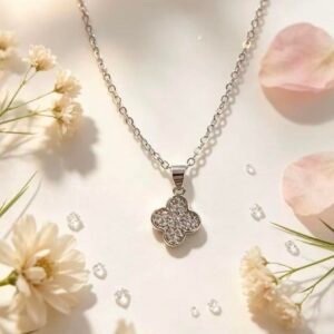 FASHION COLLAR CON DIJE TREBOL PLATEADO CON CIRCONIAS PAVE