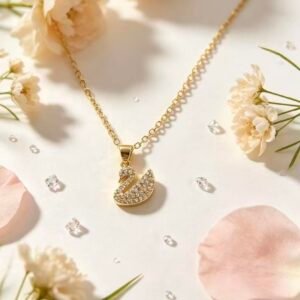 FASHION COLLAR CON DIJE CISNE DORADO CON CIRCONIAS PAVE