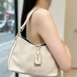 Cartera hombro color durazno claro, textura piel granulada