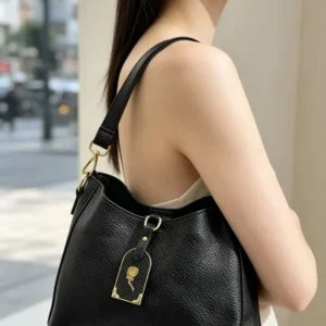Cartera hombro color negra, textura piel granulada