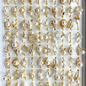 Anillos dorados con perlas, modelos surtidos