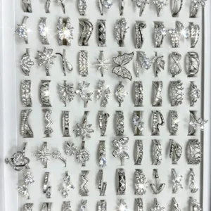 Anillos plateados surtidos con zircón, muchos modelos