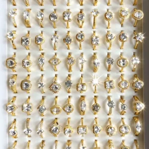 Anillos dorados con zircón, surtido de modelos
