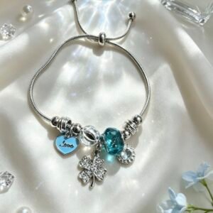 PULSERA PLATEADA CON DIJER DE TREBOL DE CUATRO HOJAS Y CRISTAL CORAZON AZUL GGL-0001