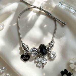 PULSERA PLATEADA CON DIJER DE TREBOL DE CUATRO HOJAS Y CRISTAL CORAZON NEGRO GGL-0001