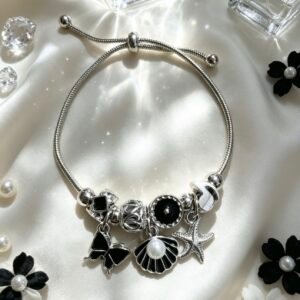PULSERA PLATEADA CON DIJES DE CONCHA CON PERLA Y ESTRELLA DE MAR MARIPOSA NEGRA GGL-0001