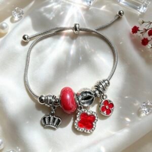 PULSERA PLATEADA CON DIJES DE CORONA PLATEADA Y MEDALLON TREBOL ROJO GGL-0001