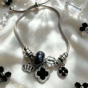 PULSERA PLATEADA CON DIJES DE CORONA PLATEADA Y MEDALLON TREBOL NEGRO GGL-0001
