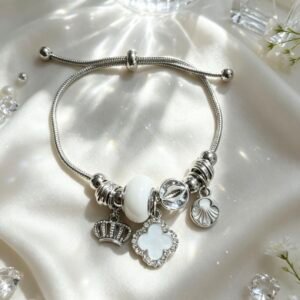 PULSERA PLATEADA CON DIJES DE CORONA PLATEADA Y MEDALLON TREBOL BLANCO GGL-0001