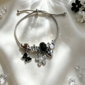 PULSERA PLATEADA CON DIJES DE CORAZON Y FLOR CON PIEDRAS Y PERLA MARIPOSA NEGRA GGL-0001