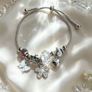 PULSERA PLATEADA CON DIJES DE CORAZON Y FLOR CON PIEDRAS Y PERLA MARIPOSA BLANCA GGL-0001