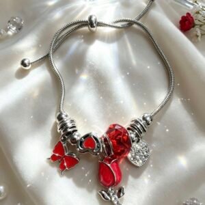 PULSERA PLATEADA CON DIJES DE CORAZON CON PIEDRAS BRILLANTES Y RASA MARIPOSA ROJO GGL-0001