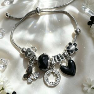PULSERA PLATEADA CON DIJER DE MEDALLON FLORAL CALADO CON PIEDRAS CORAZON NEGRO GGL-0001