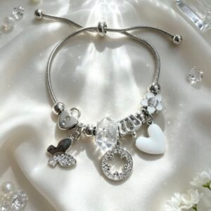 PULSERA PLATEADA CON DIJER DE MEDALLON FLORAL CALADO CON PIEDRAS CORAZON BLANCO GGL-0001