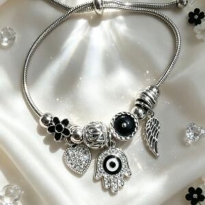PULSERA PLATEADA CON DIJER DE MANO DE FATIMA OJO MALVADO Y ALA DE ANGEL NEGRO GGL-0001