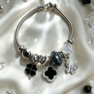 PULSERA PLATEADA CON DIJES DE TREBOL NEGRO BORDE DE PIEDRAS Y TREBOL NEGRO ESMALTE GGL-0002