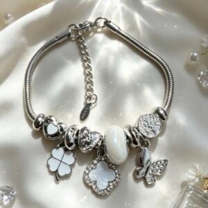 PULSERA PLATEADA CON DIJES DE TREBOL BLANCO BORDE DE PIEDRAS Y TREBOL BLANCO ESMALTE GGL-0002