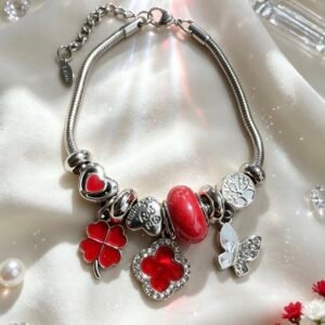 PULSERA PLATEADA CON DIJES DE TREBOL ROJO BORDE DE PIEDRAS Y TREBOL ROJO ESMALTE GGL-0002