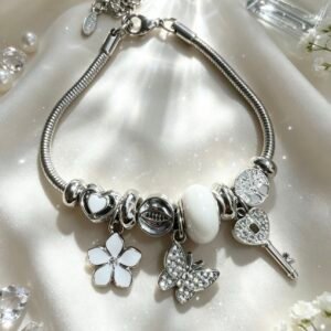 PULSERA PLATEADA CON DIJER DE LLAVE MARIPOSA CON BRILLANTE FLOR BLANCO GGL-0002