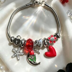 PULSERA PLATEADA CON DIJES DE LUNA CON FLORES Y HOJAS VERDES CORAZON ROJO GGL-0002