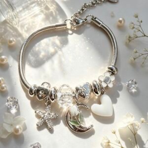 PULSERA PLATEADA CON DIJES DE LUNA CON FLORES Y HOJAS VERDES CORAZON BLANCO GGL-0002