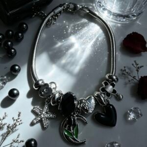 PULSERA PLATEADA CON DIJES DE LUNA CON FLORES Y HOJAS VERDES CORAZON NEGRO GGL-0002