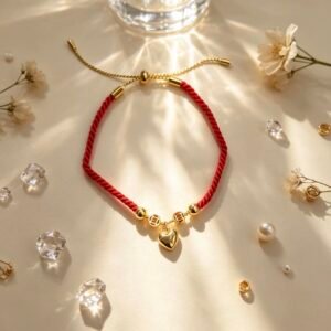 PULSERA DE HILO ROJO CON DIJES DE CORAZON MACIZO DORADO YYS-7016
