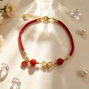 PULSERA DE HILO ROJO CON DIJES DE LAZO DORADA CON ESMALTE BLANCO YYS-8002