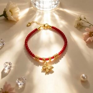 PULSERA DE HILO ROJO CON DIJES DE ARANDELAS DORADAS Y DIJE DE MARIPOSA DORADA YYS-7018