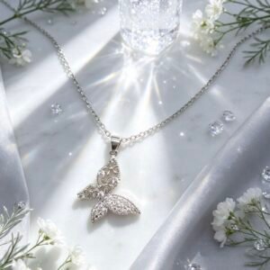 FASHION COLLAR CON DIJE MARIPOSA CALADA Y PAVE PLATEADO CON BRILLANTES