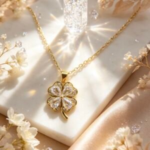 FASHION COLLAR CON DIJE DE TREBOL DORADO CON BRILLANTES