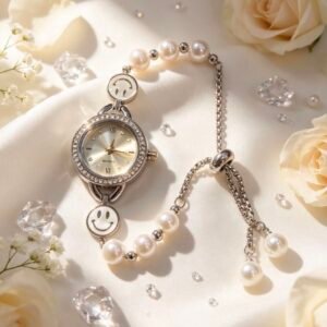 RELOJ PULSERA PLATEADO CON PERLAS CARITAS FELICES Y BISEL MS-3071