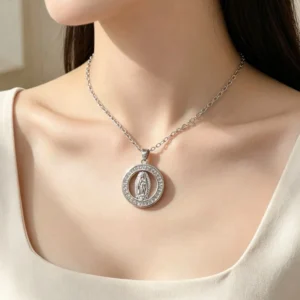 Collar Acero Virgen de Guadalupe círculo hueco con circonitas