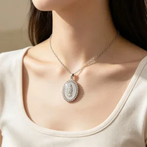 Collar Acero Virgen de Guadalupe óvalo nácar con circonitas