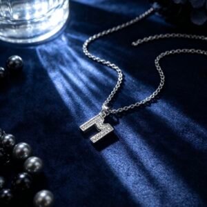 COLLAR LETRA PLATEADO M 2155